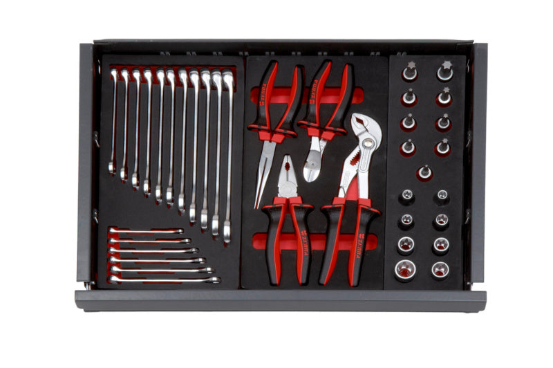 Werkzeugsortiment mit Schraubenziehern, Zangen, Hammer und Maßband in praktischer Verpackung.