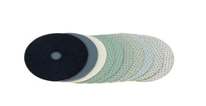 Mehrere Schleifpapierscheiben in verschiedenen Körnungen für Trockenanwendung im Set.