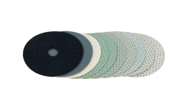 Mehrere Schleifpapierscheiben in verschiedenen Körnungen für Trockenanwendung im Set.