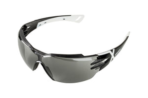 Schutzbrille in Grau mit bruchsicheren Polycarbonat-Gläsern und verstellbaren Nasenpolstern.