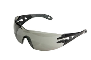 Grau getönte Schutzbrille SHTZBRIL-CETUS mit flexiblem Bügel und kratzfesten Gläsern.