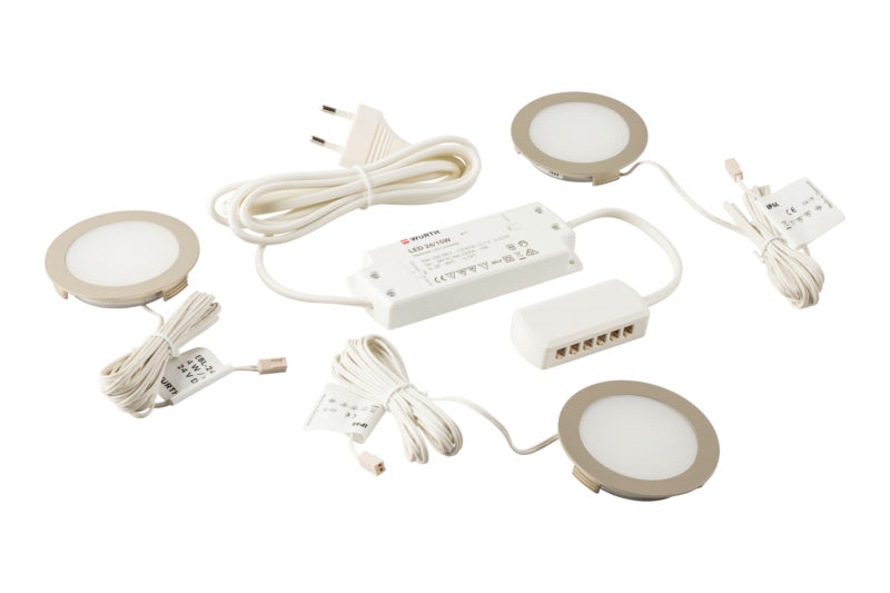 Drei edelstahlfarbige LED-Leuchten mit warmem Licht für Innen- und Außenbereiche.