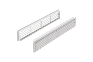 Lüftungsgitter-Zimmertür in modernem Design mit integrierten Lüftungsgittern für Luftzirkulation.