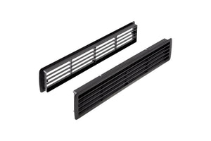 Robuste Zimmertür mit integriertem Lüftungsgitter für optimale Luftzirkulation und modernes Design.