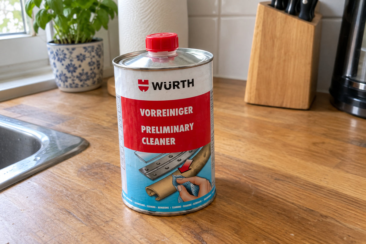1-Liter-Flasche Vorreiniger für Klebstoffe mit klarer Flüssigkeit und praktischer Anwendung.