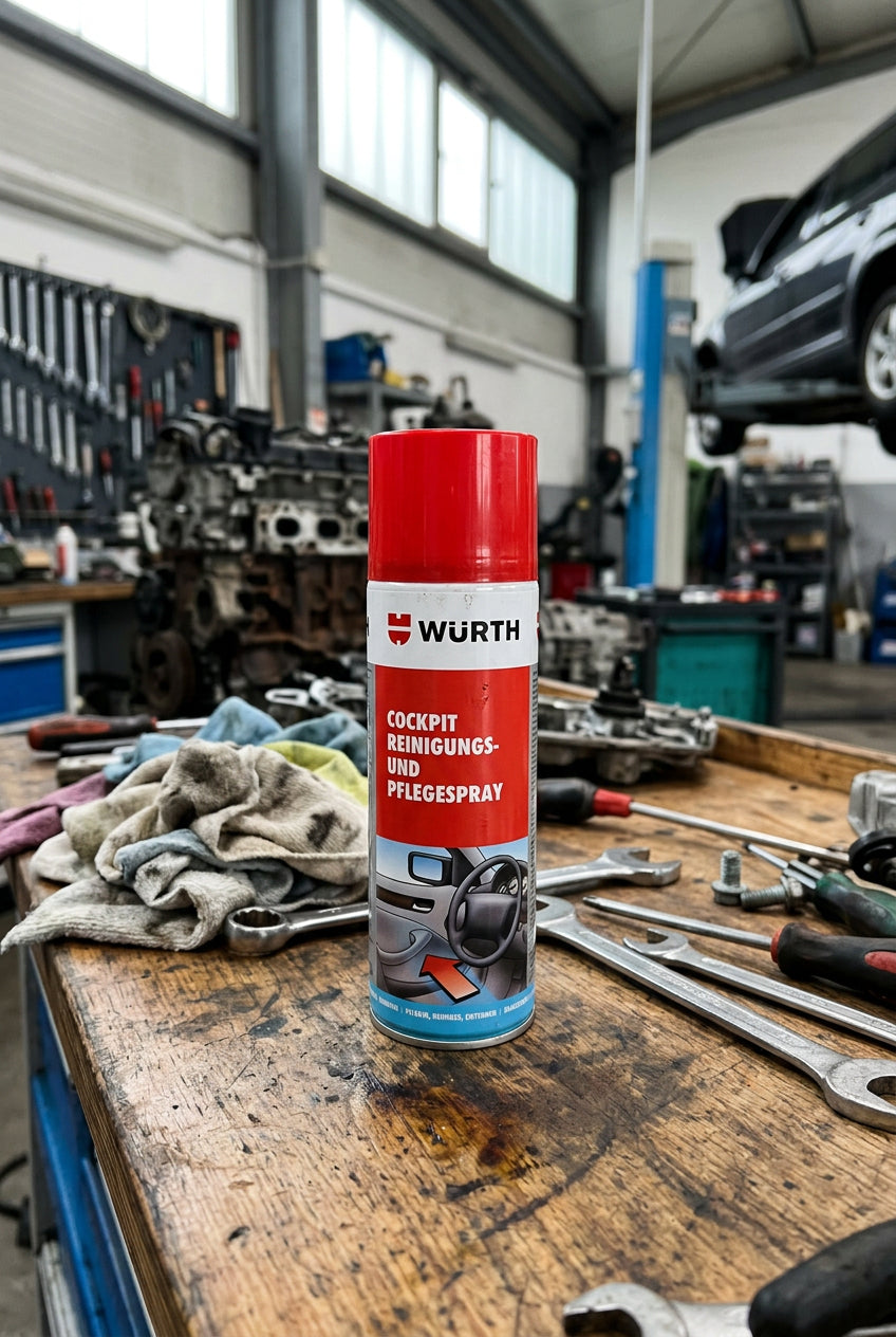 Sprayflasche mit 400 ml COCKPREINIG-SPRAY für effektive Reinigung und Pflege von Oberflächen.