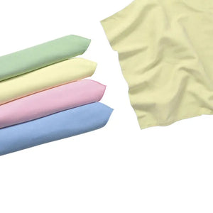 Vier gestapelte Mikrofaser-Reinigungstücher in Pastellfarben und ein gelbes Tuch.