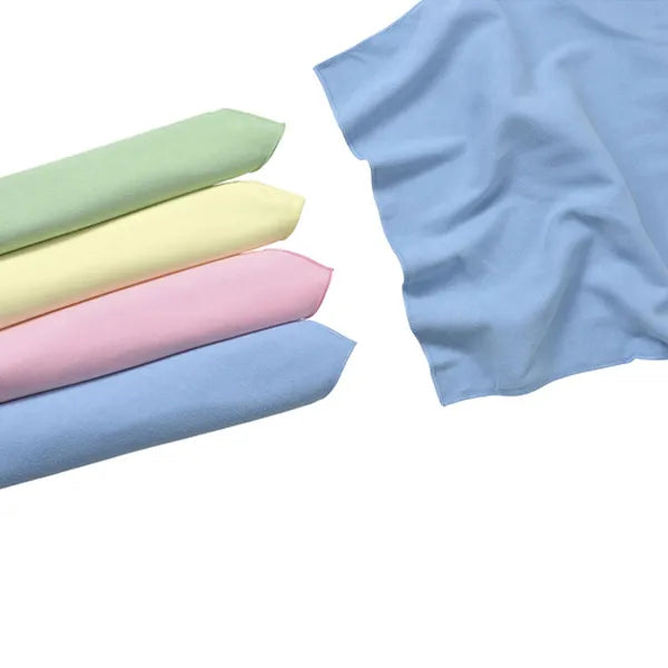 Vier Mikrofaser-Tücher in Pastellfarben und ein blaues Tuch.