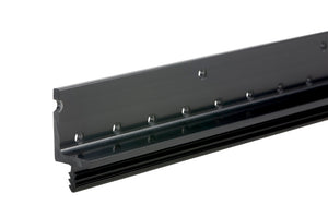 Langes Stahl-Verbindungsprofil mit präzisen Einschnitten für Blechmöbelbau, 2500 mm lang.