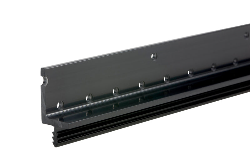 Langes Stahl-Verbindungsprofil mit präzisen Einschnitten für Blechmöbelbau, 2500 mm lang.