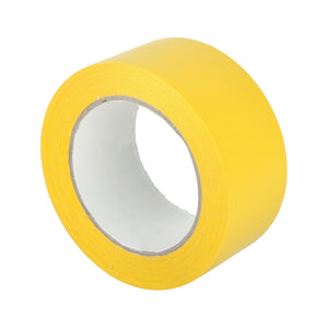 Leuchtend gelbes Markierungsklebeband auf einer Rolle, ideal für Kennzeichnung und Organisation.