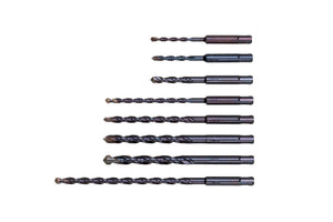 Set mit verschiedenen Mehrzweckbohrern aus robustem Stahl in transparenter Aufbewahrungsbox.