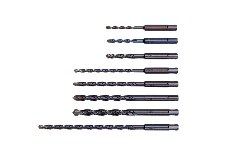 Set mit verschiedenen Mehrzweckbohrern aus robustem Stahl in transparenter Aufbewahrungsbox.