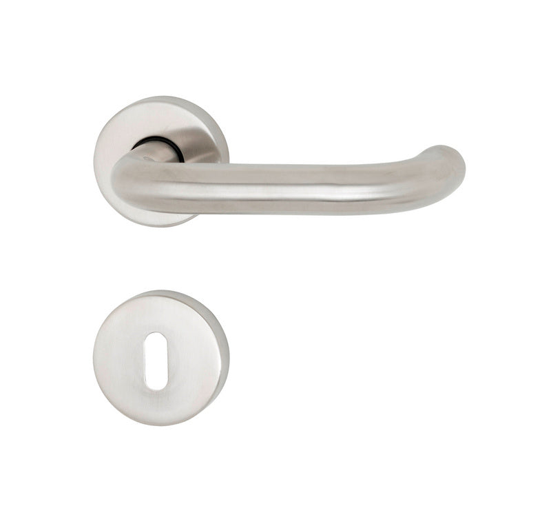 Türdrücker aus satiniertem Edelstahl mit ergonomischem Design für den Objektbereich.