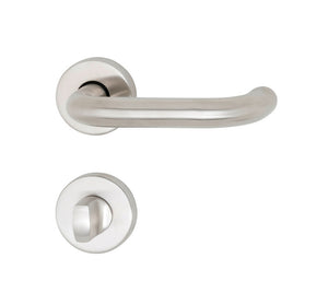 Edelstahl-Türdrücker mit mattem Finish, ergonomischer Form und WC-Verschlusssystem.