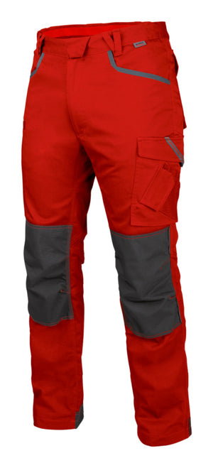 Rote Arbeitshose mit Stretch, mehreren Taschen und robusten Nähten für Handwerk und Bau.