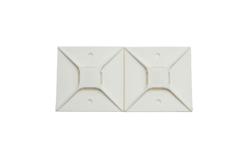 Weißer Klebepad in praktischer Verpackungseinheit von 50 Stück für vielseitige Anwendungen.