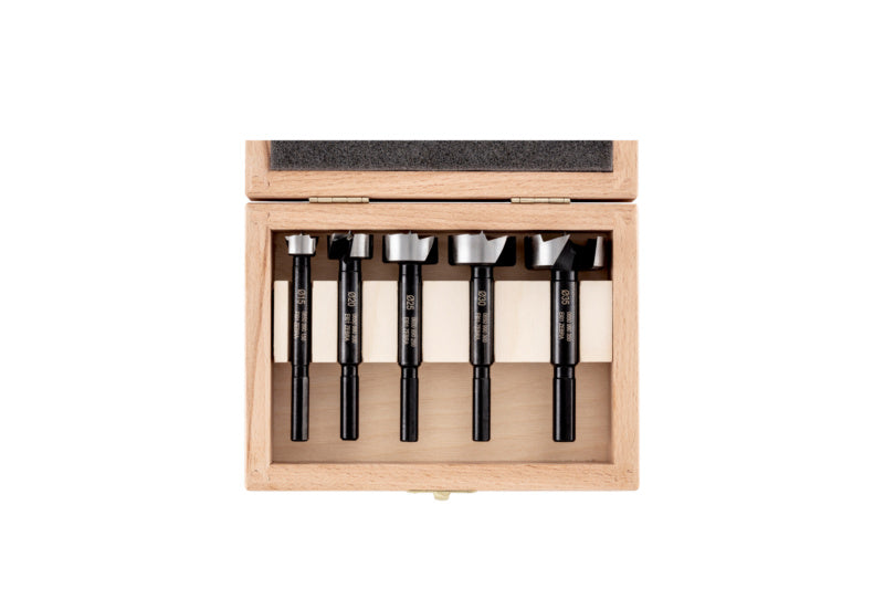 Forstnerbohrer Sortiment mit verschiedenen Größen in praktischem Aufbewahrungskoffer aus Stahl.