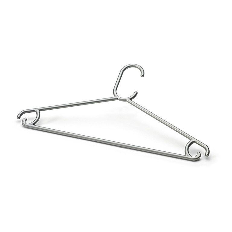 Ein silberner Kleiderbügel aus Metall mit Haken und seitlichen Schlaufen.