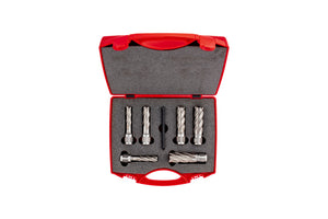 Kernbohrer Metall Sortiment mit verschiedenen Durchmessern in stabiler Aufbewahrungsbox.