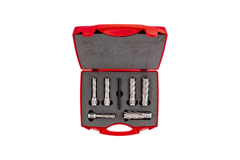 Kernbohrer Metall Sortiment mit verschiedenen Durchmessern in stabiler Aufbewahrungsbox.