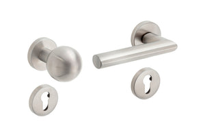 Edelstahl-Türdrücker TD-A2-A133-ROS mit mattschimmernder Oberfläche und ergonomischem Design.