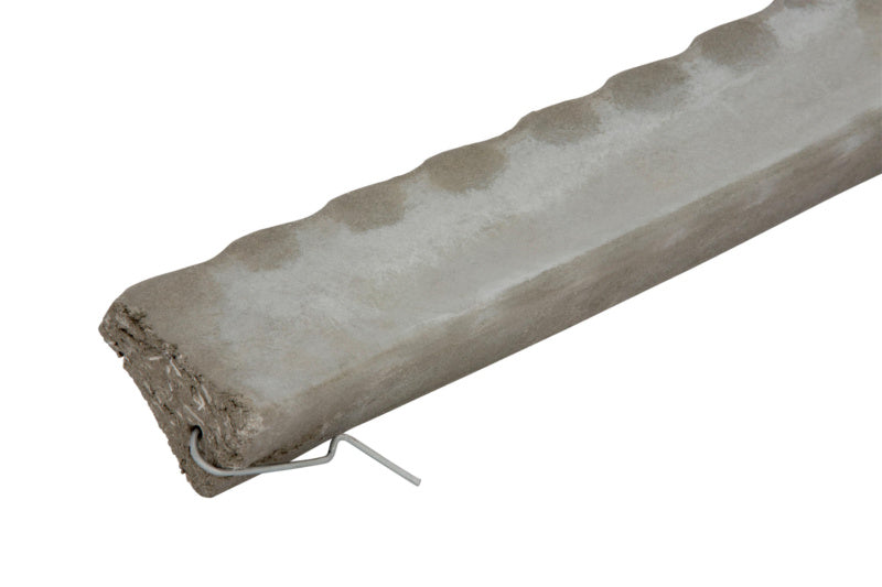 Distanzhalter aus Faserbeton in kurzer Ausführung, robust und wetterbeständig.