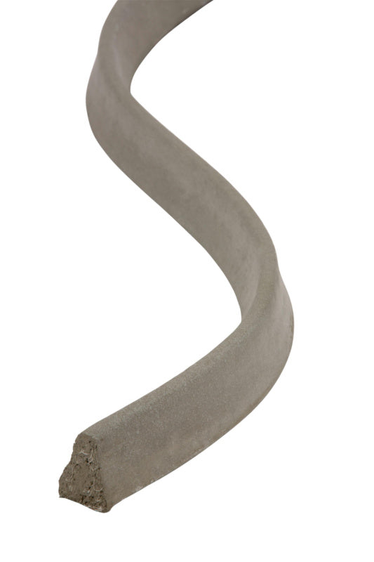 Distanzhalter aus wetterfestem Faserbeton mit integrierter Leiste für präzise Abstände bei Bauarbeiten