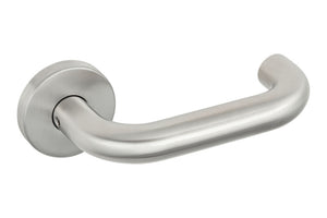 Edelstahl-Türdrücker HALBGAR A2 A502 mit modernem, ergonomischem Design und Schutzbeschlag.