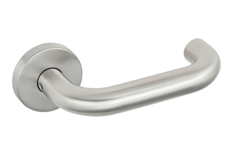 Edelstahl-Türdrücker HALBGAR A2 A502 mit modernem, ergonomischem Design und Schutzbeschlag.