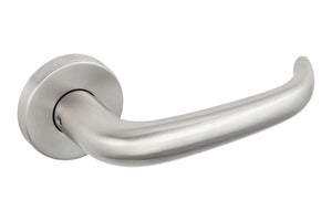 Edelstahl-Türdrücker HALBGAR A2 A510 mit ergonomischem Design und korrosionsbeständiger Oberfläche.