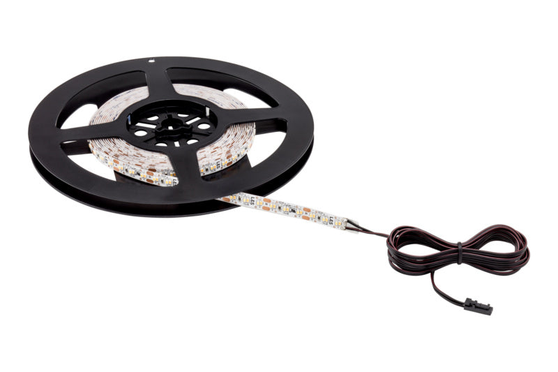 Fünf Meter lange selbstklebende LED-Lichtleiste in warmweiß für flexible Beleuchtungslösungen.