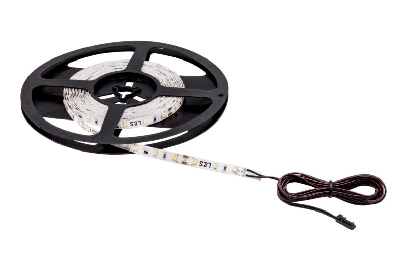 Flexibles 5 Meter langes LED-Lichtband mit 4,8 Watt Leistung und kaltweißer Lichtfarbe.