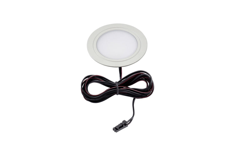 LED-Einbauleuchte mit schlankem Design und warmweißem Licht für verschiedene Räume.