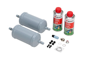 Schwarzes Klimatechnik-Kfz-Zubehörteil mit mehreren Anschlüssen und Kabeln sichtbar