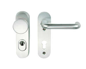 Silberner Aluminium-Schutzbeschlag mit robustem Design für Türen und Fenster.