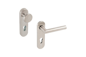 Robuster Schutzbeschlag aus A2-Edelstahl mit wetterfester Beschichtung für Türen und Fenster.