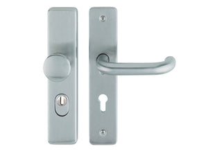 Edelstahl-Schutzbeschlag mit mattem Finish, ideal für Türen und hohe Sicherheit.