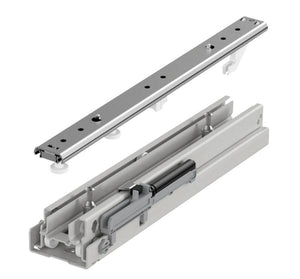 Hochschrankauszug mit Rollenführung, ideal für die organisierte Aufbewahrung in der Küche.