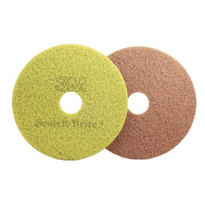 Zwei Scotch-Brite Diamant Maschinenpads in Ocker und Braun.