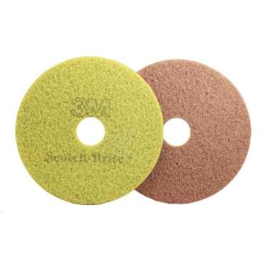 Zwei Scotch-Brite Diamant Maschinenpads in Ocker und Braun.