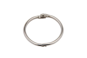 Silberner Schlüsselanhänger mit klappbarem Design und 3,5 cm Durchmesser für Werkstattzubehör.