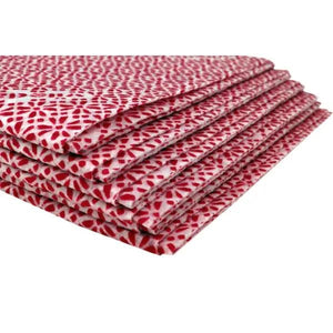 Ein Stapel roter Reinigungstücher mit einem Muster aus kleinen roten Punkten.