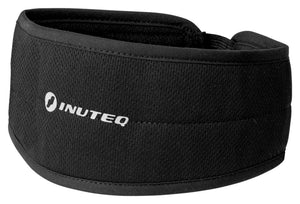 Schwarzer Schal mit weichem Griff und vielseitigem Design, ideal für verschiedene Tragearten.