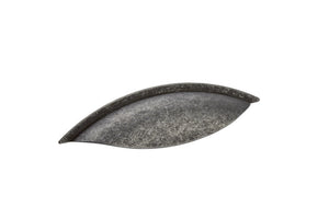Möbel-Muschelgriff in Graphit mit den Abmessungen 130 x 34 mm, ideal für verschiedene Möbelstücke.