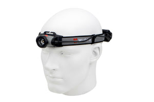 Akku-Stirnleuchte mit verstellbarem Kopfband und bis zu 500 Lumen Helligkeit.