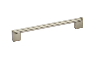 Möbel-Muschelgriff in geschliffenem Finish, 224 mm lang, mit ergonomischer Form und klaren Linien.