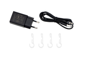 Akku-Taschenlampe mit USB-Ladefunktion, ergonomischem Design und Stirnleuchtenoption.