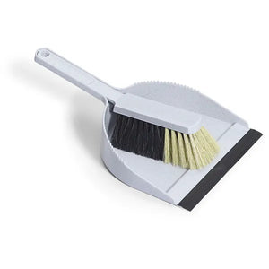 Graue Kehrschaufel mit Besen und schwarzer Gummilippe.