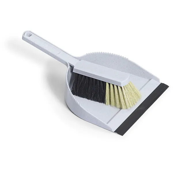 Graue Kehrschaufel mit Besen und schwarzer Gummilippe.